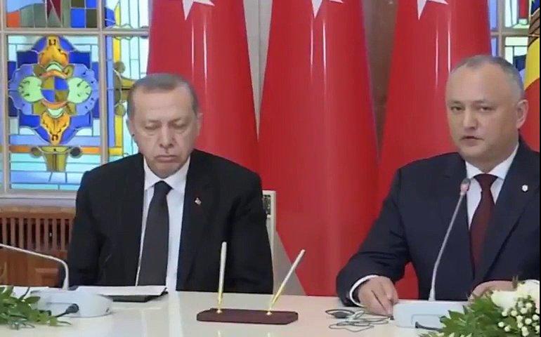 Ərdoğan mətbuat konfransında yatdı - Video