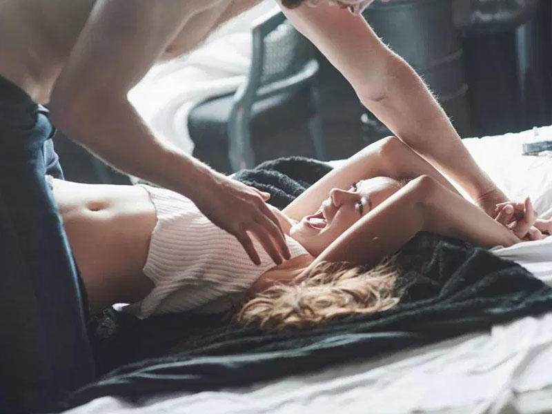 Gənc oğlan komaya düşən sevgilisi ilə cinsi əlaqəyə girdi -