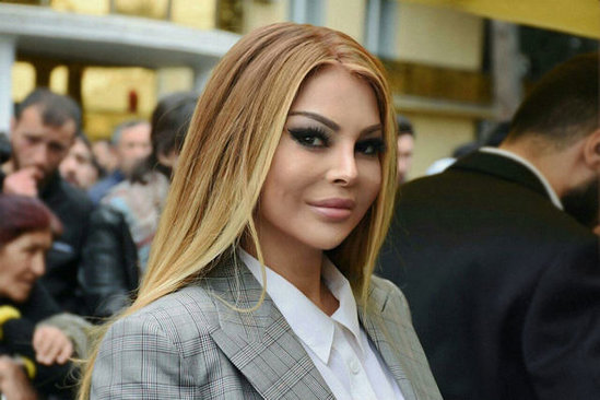 Efirdə biabırçılıq: Xanım aparıcının alt paltarı göründü