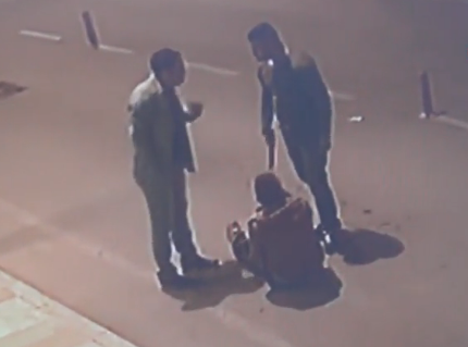 Bacısı ilə görüşdüyünü bildi və … – Küçə ortasında DƏHŞƏT - 18+ VİDEO