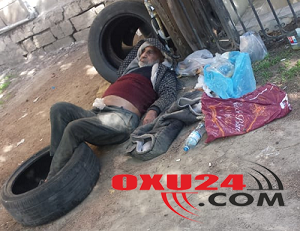 Bakıda ürək dağlayan mənzərə: Ayağı qırılmış kişi 5 gündür küçədə ac qalıb + VİDEO