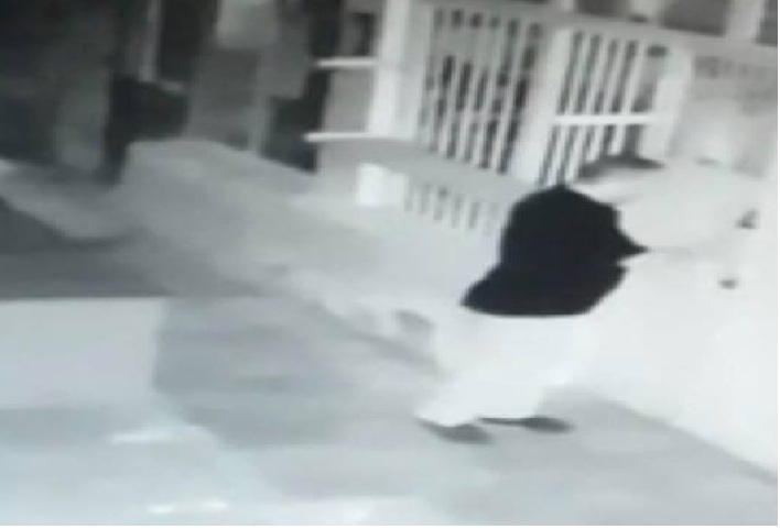 Bakıda kameralara düşən görüntü: Kişi qonşusunun qapısına gecələr...+VİDEO