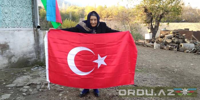 Azərbaycanlı nənədən göz yaşardan əməl: Azərbaycan və Türkiyə bayraqlarını bağrına basdı