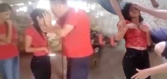 Süpürgə ilə insanların cinini çıxarır  - ŞOK VİDEO!