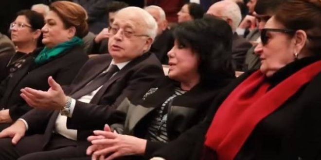 Flora Kərimova nazirin yerində oturdu, nazir ayaq üstə qaldı - VİDEO