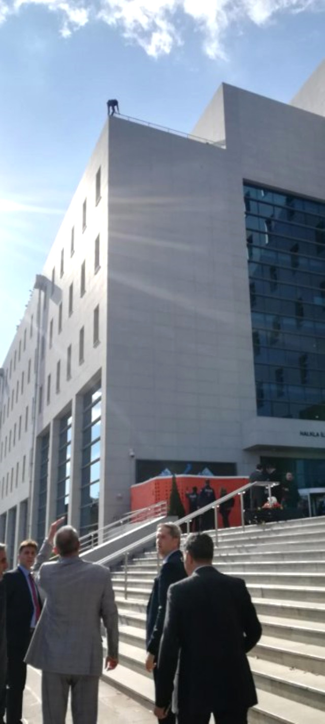 SON DƏQİQƏ! Deputatla görüşə bilməyən vətəndaş parlamentin damına çıxdı və İNTİHARA CƏHD (FOTOLAR+VİDEO)