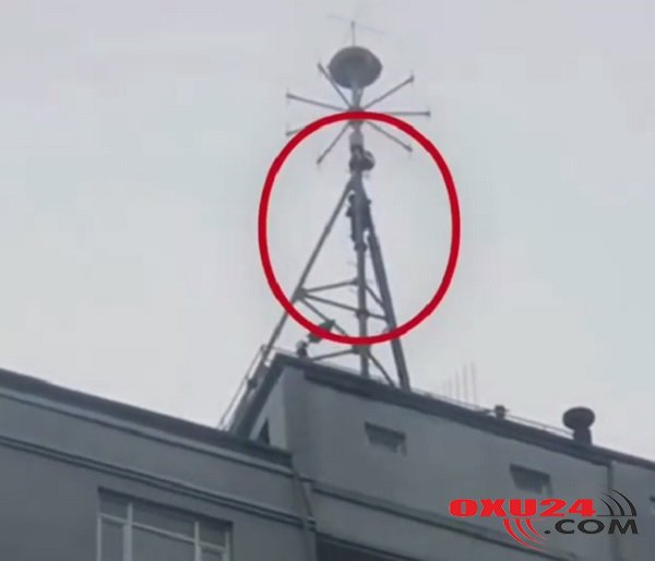 SON DƏQİQƏ! Bakıda gənc özünü 17 ci mərtəbədən atmaq istəyir -VİDEO