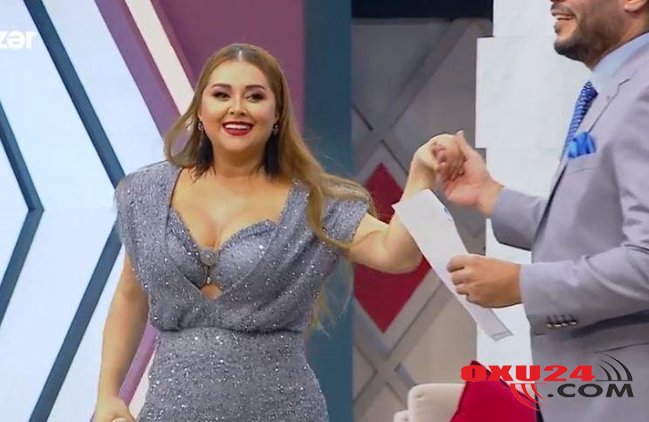 Xatirə sinəsini mikrofonla bağlamağa çalışdı - Fotolar