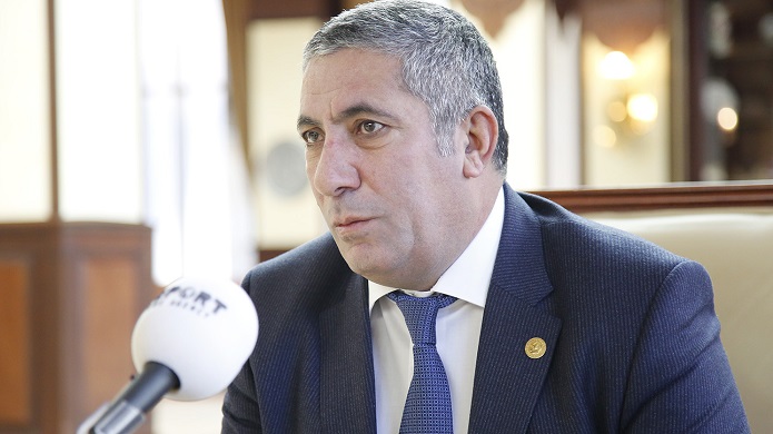 Milli Məclisdə deputat həmkarlarını biabır etdi