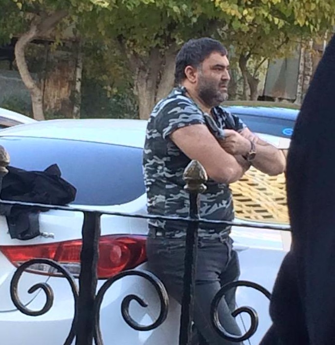 Məktəb direktorunun qohumları tanınmış aktyora hücum etdi – Foto