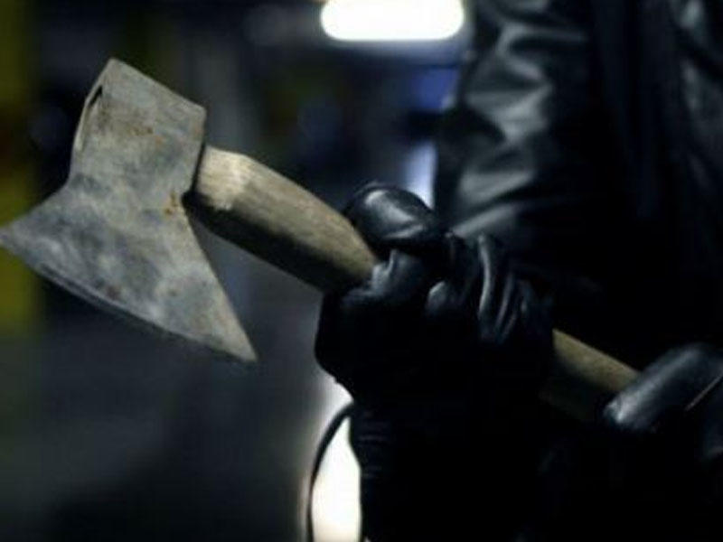 Azərbaycanda polis kapitanı balta ilə vuruldu - ŞOK  OLAY