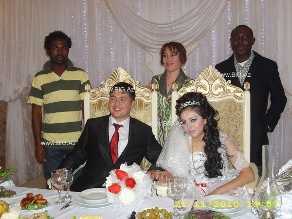 9 yaşlı şagirdə aşiq olduğu iddia edilən müəllimin xanımıyla toyundan görüntülər - VİDEO