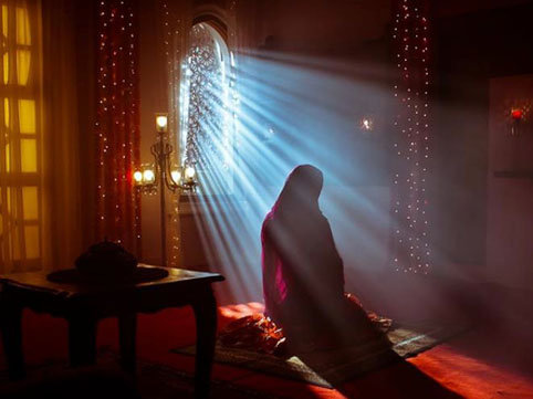 Qadın naməhrəmin görmədiyi zaman başıaçıq halda namaz qıla bilərmi?