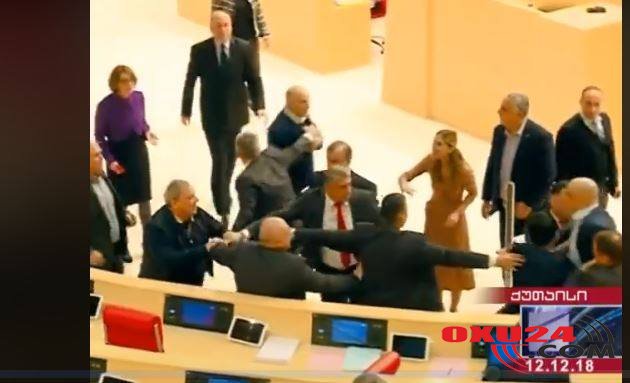 Parlament şok: Qadın deputat kişi vəkilə hücum çəkdi