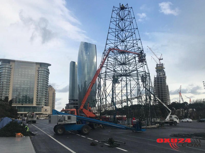 Bakıda 37 metr hündürlüyündə yolka quraşdırılır - FOTO