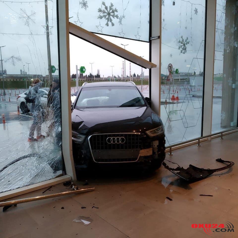 Qadın qaz verdi, avtomobili düz marketə saldı - Bakıda şok olayın FOTOSU
