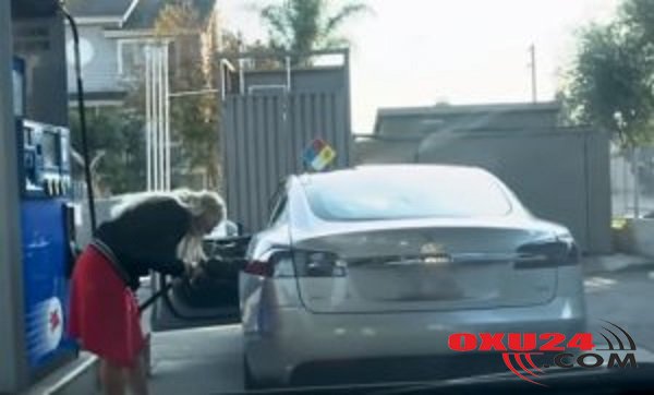 Sarışın qızın bu videosu rekord qırdı