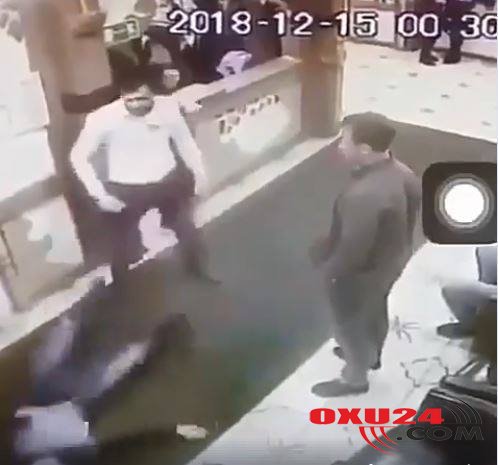 ŞOK kadrlar: Azərbaycanlı bir yumruqla ermənini yerə sərdi - VİDEO