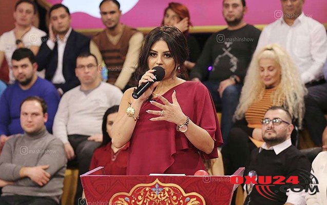 Maşın şouda şok anlar:Xəyalə  \\\"Anakonda\\\"nı  \\\"uddu\\\"