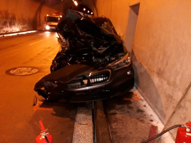 Belə qəza görməmişdiniz: Maşın göydə uçub,yerə dəydi -