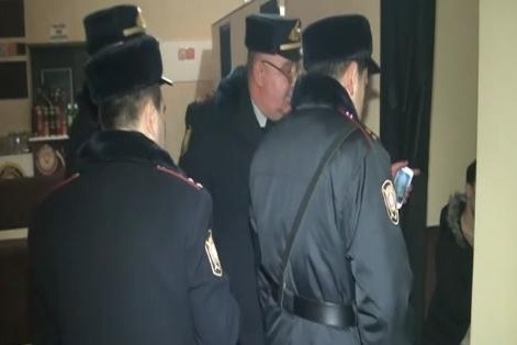 Azərbaycanda qapalı məkanda siqaret çəkənlərin məkanına basqın anının VİDEOSU