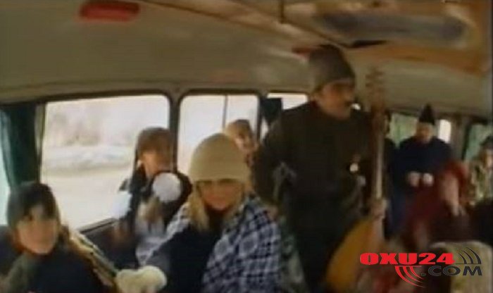 Aygün Kazımova  və Zülfiyyə  kənd avtobusda məktəbli geyimində - İllərin arxiv videosu