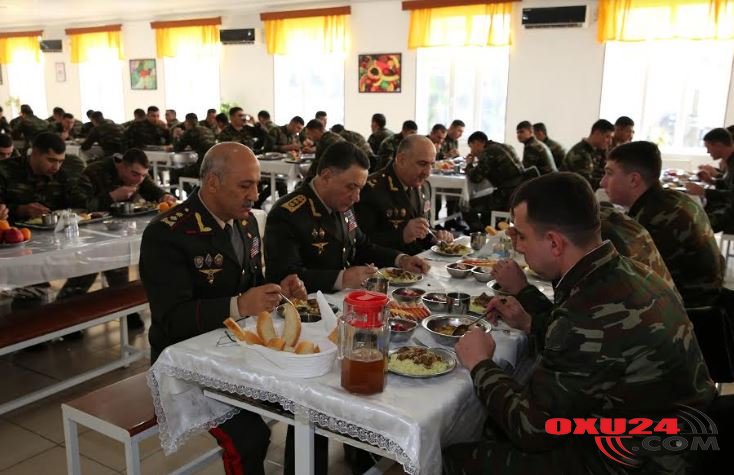 Ramil Usubov əsgərlərlə birlikdə nahar etdi