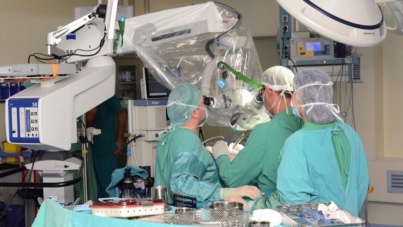 Oğlan uşaqlarında gizli cinsiyyət orqanı patologiyası – Əməliyyatxanadan VİDEO