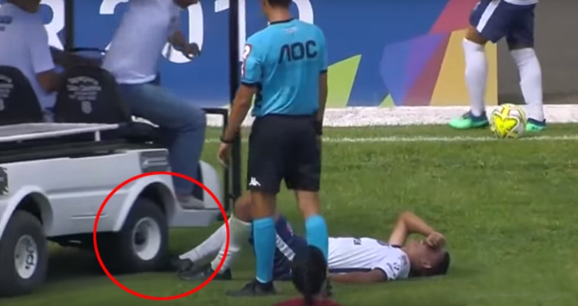 Futbolçu zədələndi, köməyə gələn təcili yardım maşını ayağının üstünə çıxdı, sağ ayağını da qırdı +VİDEO