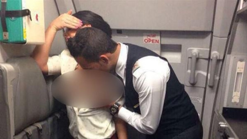 Təyyarədə şok olay: Sərnişin təyyarə işçisini zorladı +VİDEO