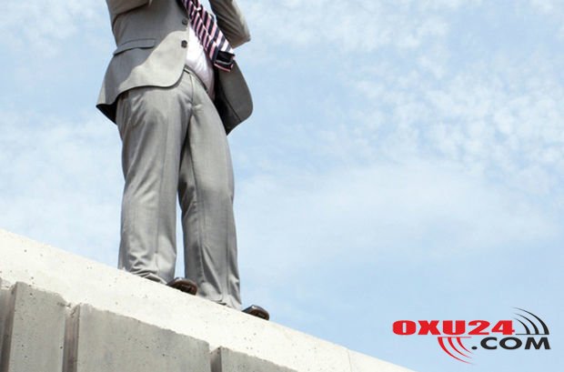 Bakıda 62 yaşlı kişi özünü binadan atdı