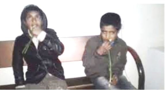 Dəhşətə gətirən görüntülər: Azyaşlıları zorla plastik qabı yeməyə məcbur etdilər - VİDEO