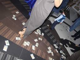 Azərbaycanlı qadın müğənninin ayağının altına paçkalarla pul səpdilər - Şok