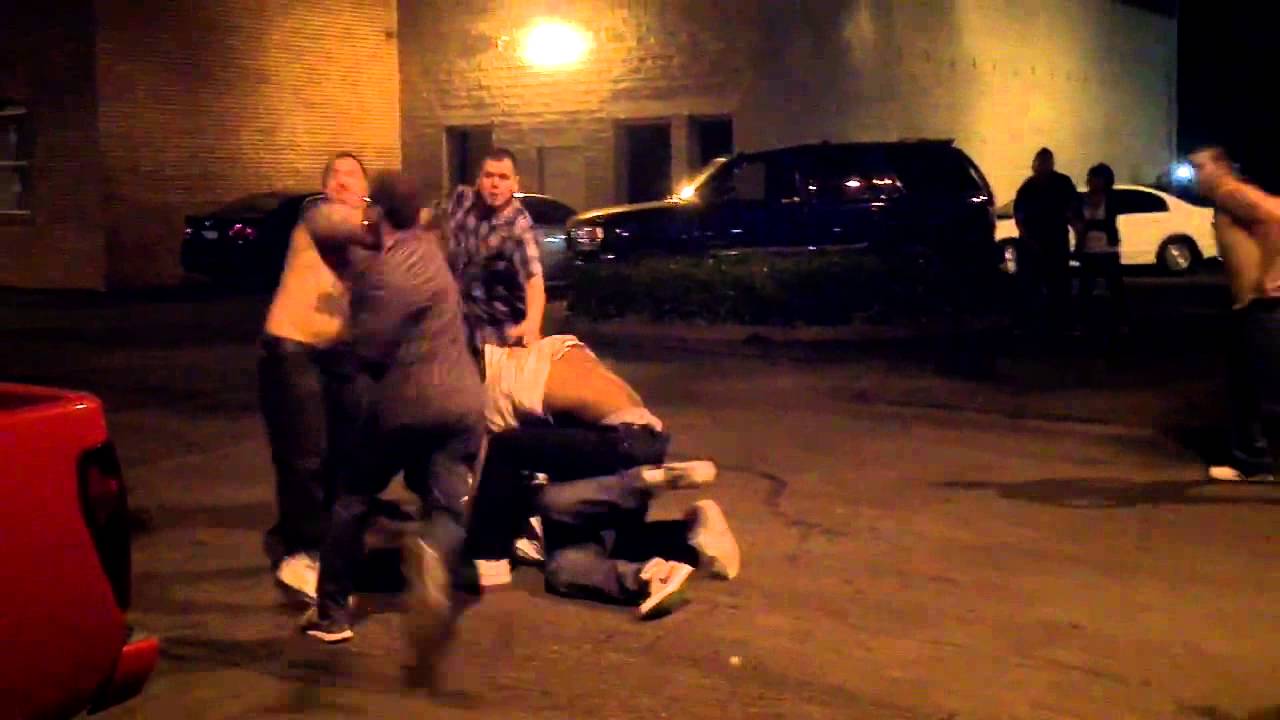 Qızlar və oğlan arasında kütləvi dava anı kameraya düşdü +VİDEO