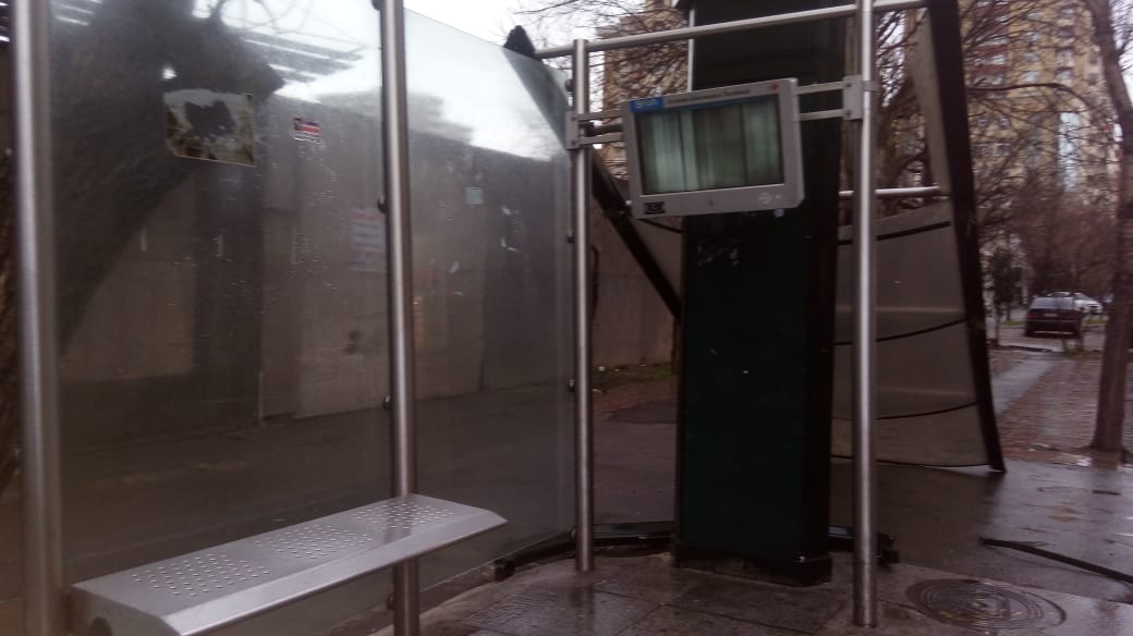 SON DƏQİQƏ! Bakıda küləyin sürəti şiddətləndi, dayancaqlar yerindən qopdu - ŞOK VİDEO