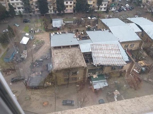 Külək binanın damını apardı - FOTO