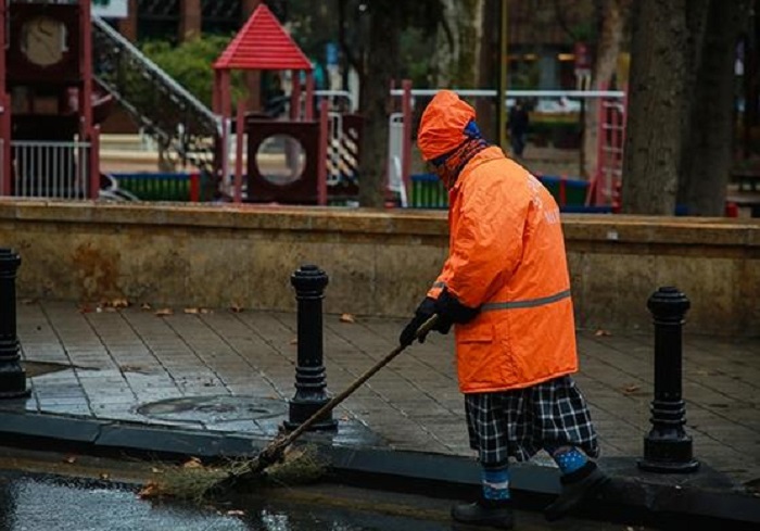 Küləkli havada  yaşlı  qadınlara küçə  süpürtdürənlər  kimdir? - VİDEO