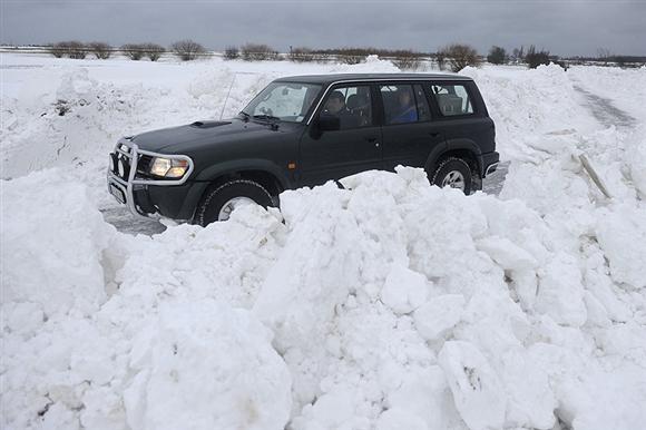 Qubada təhlükəli anlar: Qarda batıb qalmış qızların köməyinə polis gəldi