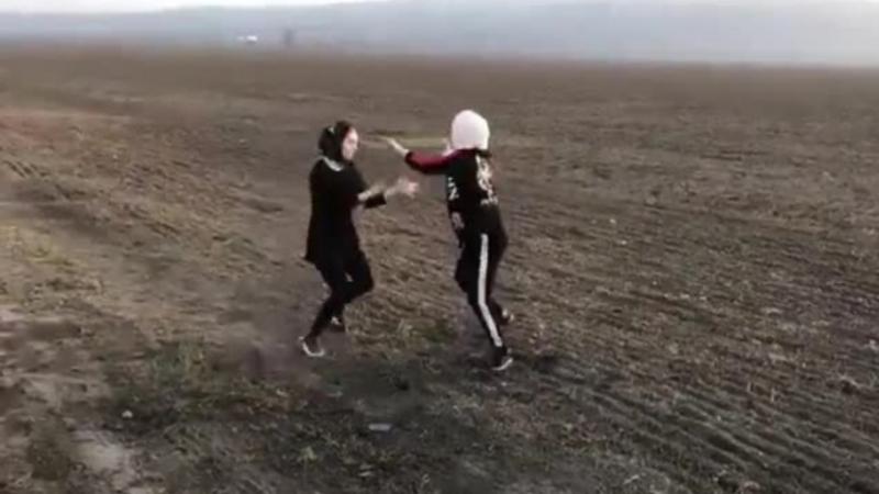 Hicablı qızlar yumruq davasına çıxdı - ŞOK VİDEO
