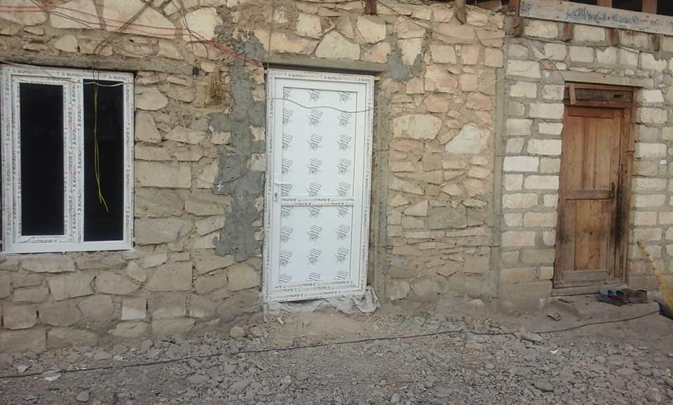 Azərbaycanda nümunəvi addım: Rayon sakinləri evi dağılan şəxsin evini birləşib təmir etdilər