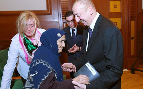 Prezident və xanımının şəhid ailələri ilə görüşündən səmimi FOTOLAR