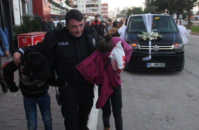 Gəlin maşınından pul ala bilməyən dilənçilər onları daşa basdı -  ŞOK KADRLAR