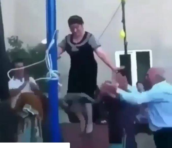 Azərbaycan toyunda ŞOK görüntü: Qadın görün hara çıxdı