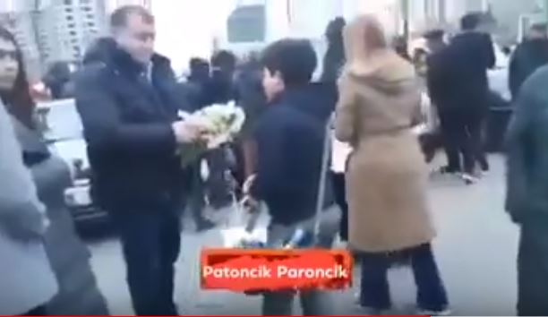 Bakının mərkəzində gül satan uşağı döydülər – Video
