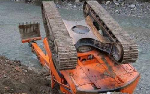 Qubada qazıntı işləri aparan ekskavator çaya aşıb, sürücü tapılmır-