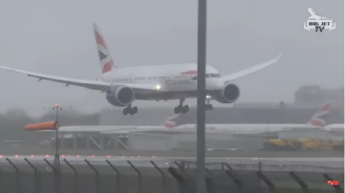 Dəhşətli kadrlar: Güclü külək təyyarəni enməyə qoymadı