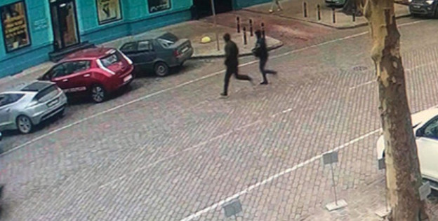 İlin ən axmaq cinayəti: Quldurluq etdilər, gizlənmək üçün Baş Polis İdarəsinə qaçdılar