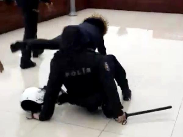 Şok görüntülər! Polis  qadın deputatı  yerə yıxdı