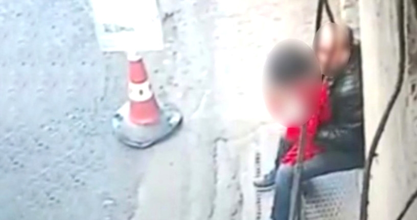 İyrənc hadisə kameraya düşdü: Küçədə oynayan azyaşlı uşağa təcavüz etdi