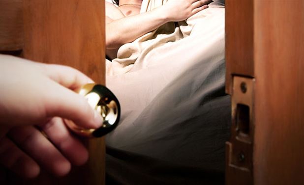 Azərbaycanda ŞOK!Əri rayona gedən qadın evə kişi gətirdi,qonşular onu lüt qovdu